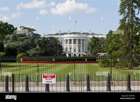 Pics/Videos: White House is building mysterious concrete barriers